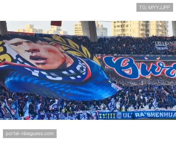 山东泰山客场球迷远征军在看台展示巨幅TIFO，致敬球队历史